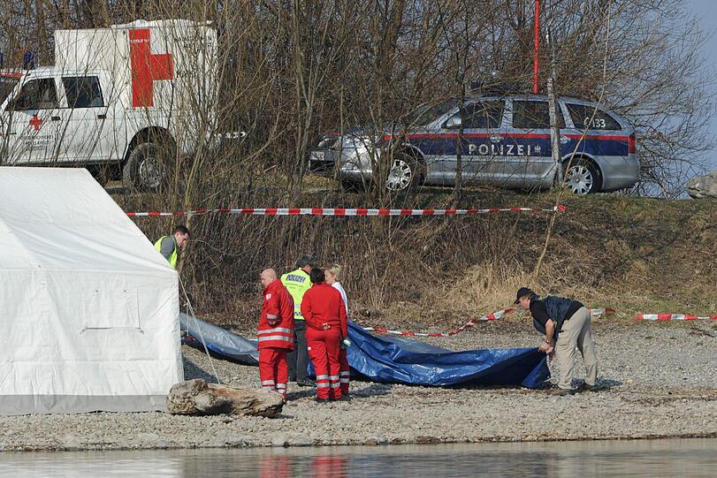 Tagelang suchten die Einsatzkräfte am Boden und von der Luft aus nach den opfern - jetzt fanden sie die Leichen und auch das Flugzeugwrack.