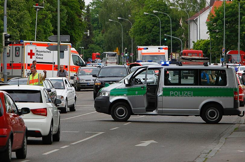 Polizisten mit Spürhunden dehnten die Suche auf das gesamte
Stadtgebiet und alle möglichen Aufenthaltsorte des Jugendlichen aus.
Nachdem Beamte seinen Aufenthaltsort ausfindig gemacht hatten,
rückte die Polizei mit einem Großaufgebot an.