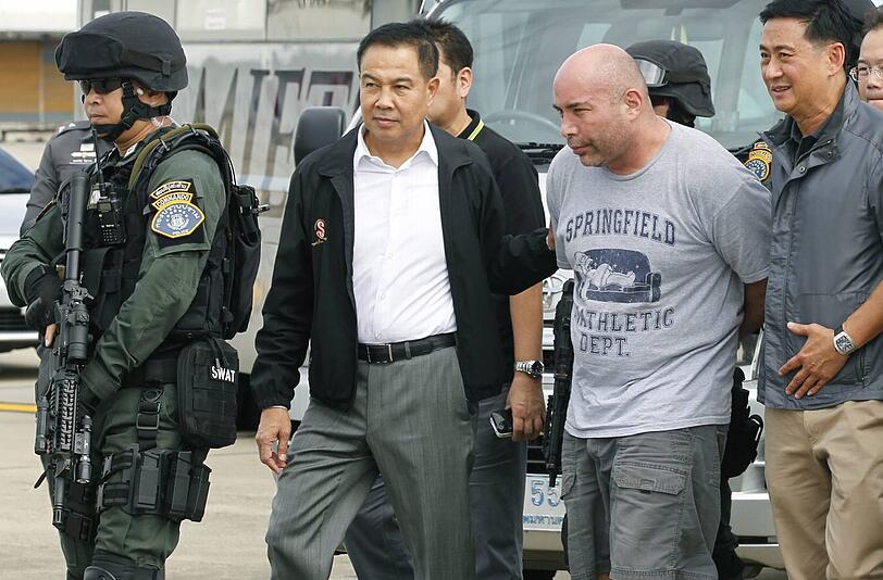 Wird abgeführt: Joseph Hunter, genannt &bdquo;Rambo&ldquo;. Der Boss der Auftragskiller wurde in Thailand gefasst