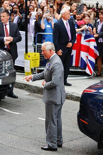 Auch Prinz Williams Vater Prinz Charles besucht seinen Enkel.
