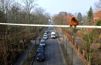 Die Brücke ist errichtet. Fürs Foto wurde erstmal ein Stofftier auf die Reise geschickt.