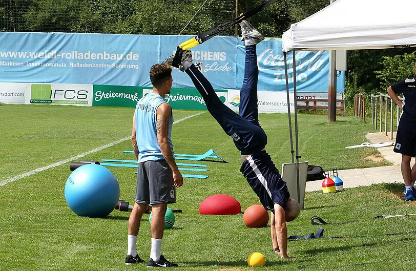 Konditionstrainer Zvonko Komes mit Daylon Claasen.