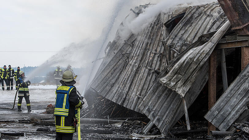 Die Feuerwehren waren stundenlang im Einsatz, um den Brand zu löschen. Der Sachschaden beträgt Schätzungen zufolge 2,5 Millionen Euro.