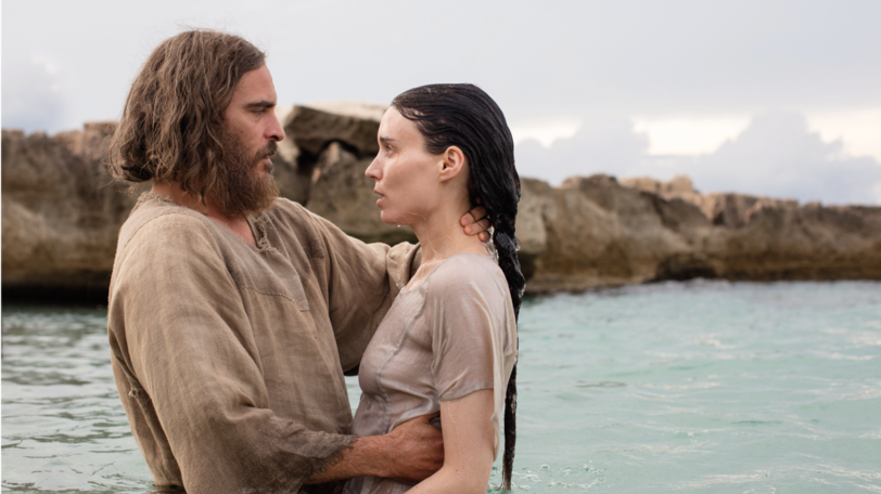 Jesus (Joaquin Phoenix) tauft Maria Magdalena (Rooney Mara): "Das Königreich ist in uns mit jedem Akt der Menschlichkeit!"