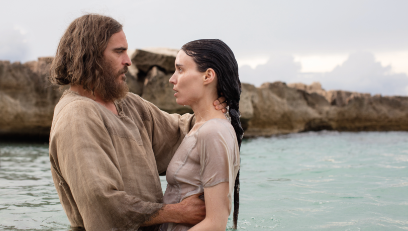 Jesus (Joaquin Phoenix) tauft Maria Magdalena (Rooney Mara): "Das Königreich ist in uns mit jedem Akt der Menschlichkeit!" Jesus (Joaquin Phoenix) tauft Maria Magdalena (Rooney Mara): "Das Königreich ist in uns mit jedem Akt der Menschlichkeit!"