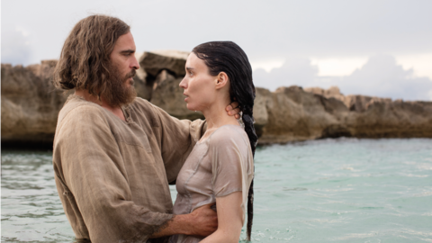 Jesus (Joaquin Phoenix) tauft Maria Magdalena (Rooney Mara): "Das Königreich ist in uns mit jedem Akt der Menschlichkeit!"