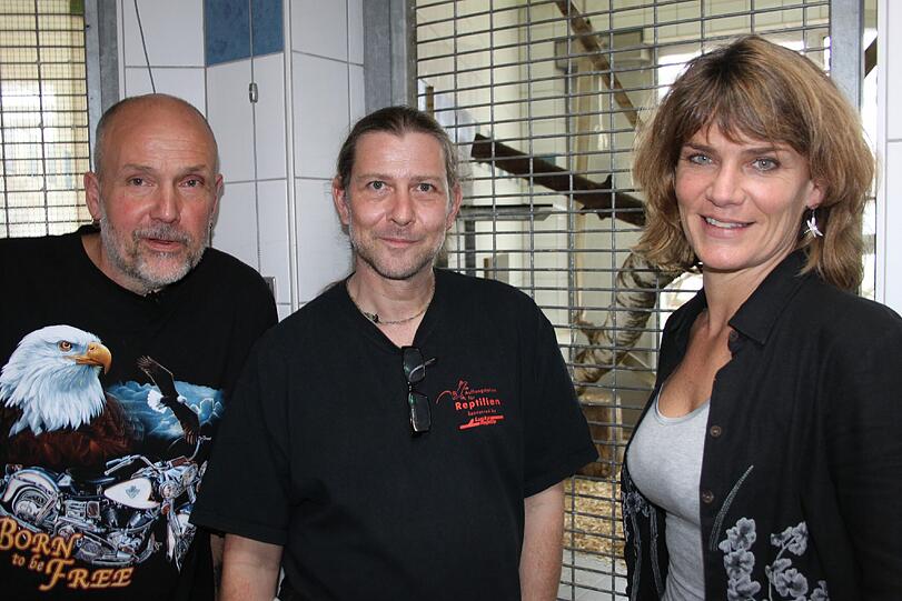 Dr. Markus Baur von der Reptilienauffangstation (Bild Mitte) in München stellte den Kontakt zu dem Affen-Reservat Monkey World in England her und hieß die beiden Tierfreunde im Münchner Tierheim herzlich willkommen.