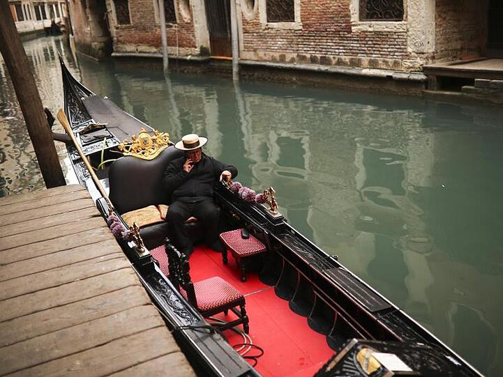 Ein einsamer Gondoliere wartet in Venedig auf Kunden. Der Ausbruch des Coronavirus beeinträchtig den Tourismus in Italien.