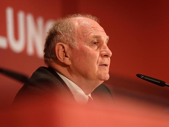 Uli Hoeneß bei einer Pressekonferenz. Foto: Tobias Hase/dpa/Archivbild