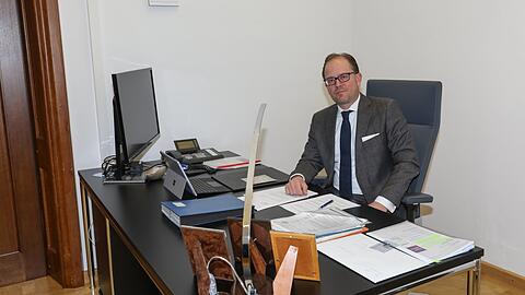 "Ich schließe Schwarz-Grün perspektivisch nicht aus": Manuel Pretzl an einem seiner Schreibtische, dem im Rathaus, nicht dem im Jagdmuseum.