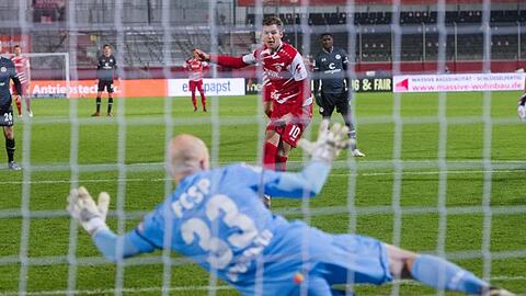 St. Paulis Torwart Svend Brodersen kann den Elfmeter von Würzburgers Marvin Pieringer (M) zum 1:0 nicht verhindern.