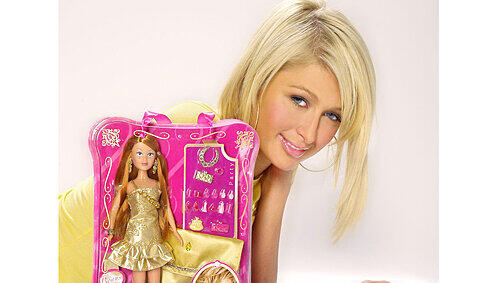 Schrilles Outfit für die süßen Mode-Püppchen aus Fürth: Paris Hilton mit ihren eigens für Simba Dickie entworfenen Kreationen. Schrilles Outfit für die süßen Mode-Püppchen aus Fürth: Paris Hilton mit ihren eigens für Simba Dickie entworfenen Kreationen.