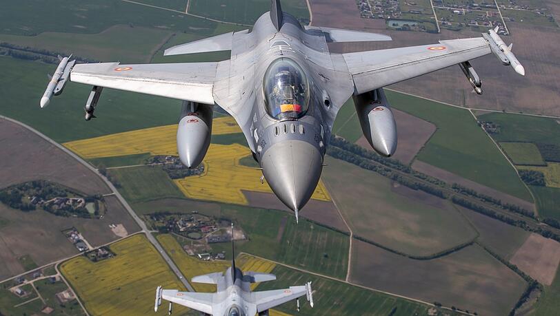 F-16-Kampfflugzeuge der portugiesischen und rumänischen Luftwaffe überwachen den Luftraum über dem Baltikum.