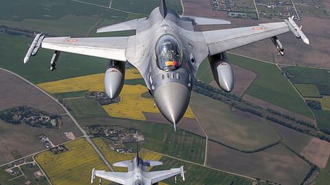 F-16-Kampfflugzeuge der portugiesischen und rumänischen Luftwaffe überwachen den Luftraum über dem Baltikum.