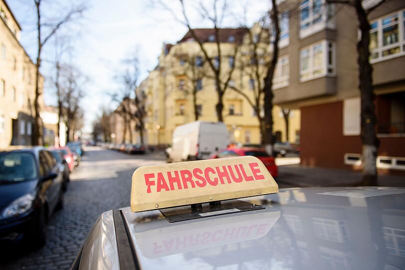 Ein Fahrschul-Auto im Einsatz.