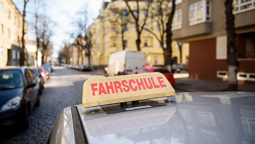 Ein Fahrschul-Auto im Einsatz. Ein Fahrschul-Auto im Einsatz.