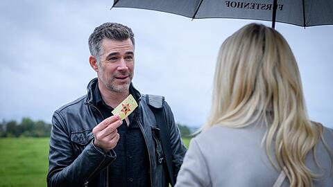 "Sturm der Liebe": Yannik (l.) kann sich über einen der Hauptgewinne in der Tombola nicht recht freuen.