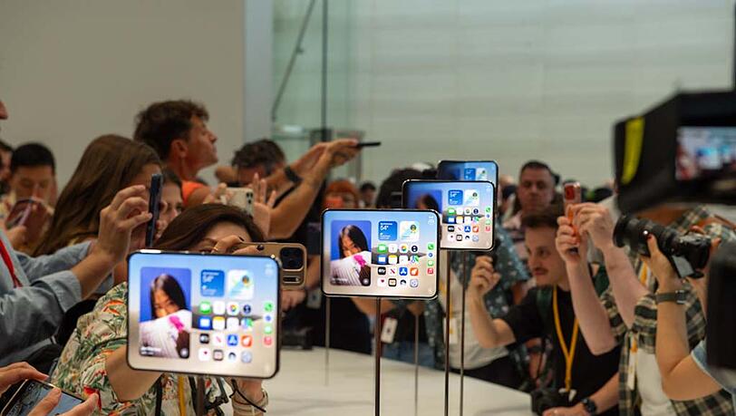 Mit dem Format des iPhone Duo sollen Nutzer Apple zufolge besser von dem größeren inneren Display profitieren als bei Modellen der Konkurrenz. Mit dem Format des iPhone Duo sollen Nutzer Apple zufolge besser von dem größeren inneren Display profitieren als bei Modellen der Konkurrenz.