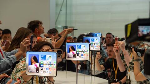 Mit dem Format des iPhone Duo sollen Nutzer Apple zufolge besser von dem gr&ouml;&szlig;eren inneren Display profitieren als bei Modellen der Konkurrenz.