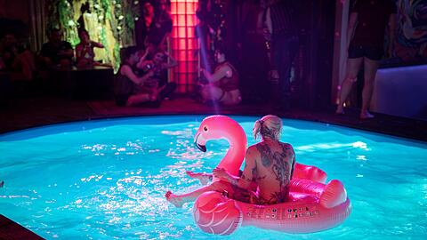 Vom Pool bis zur Tanzfl&auml;che: Die Doku "One Night at KitKat" liefert erstmals explizite Einblicke in den legend&auml;ren Club in Berlin.