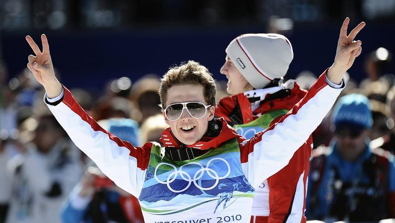 Simon Ammann bejubelt seinen zweiten Olympiasieg in Vancouver und den vierten insgesamt. Simon Ammann bejubelt seinen zweiten Olympiasieg in Vancouver und den vierten insgesamt.