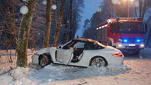 Dieser weiße Porche prallte auf schneeglatter Straße gegen einen Baum. Dieser weiße Porche prallte auf schneeglatter Straße gegen einen Baum.