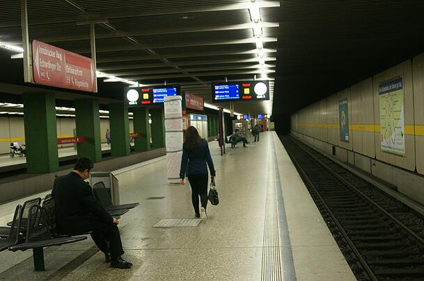 Der Bahnsteig im U-Bahnhof Innsbrucker Ring war am Montagabend Schauplatz eines heftigen Streits mit zwei veretzten Personen.