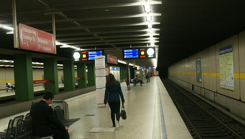 Der Bahnsteig im U-Bahnhof Innsbrucker Ring war am Montagabend Schauplatz eines heftigen Streits mit zwei veretzten Personen. Der Bahnsteig im U-Bahnhof Innsbrucker Ring war am Montagabend Schauplatz eines heftigen Streits mit zwei veretzten Personen.