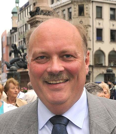Andreas Nagel, Sprecher Aktion Münchner Fahrgäste: &bdquo;Die wichtigste Frage, die sich nun stellt, ist: Was geschieht mit dem Sofortprogramm der Staatsregierung zum Ausbau der Außenäste? Das muss trotzdem umgesetzt werden. Die Stammstrecke ist erst in gut zehn Jahren fertig, es kann nicht sein, dass in der Zwischenzeit sonst nichts passiert.&ldquo;