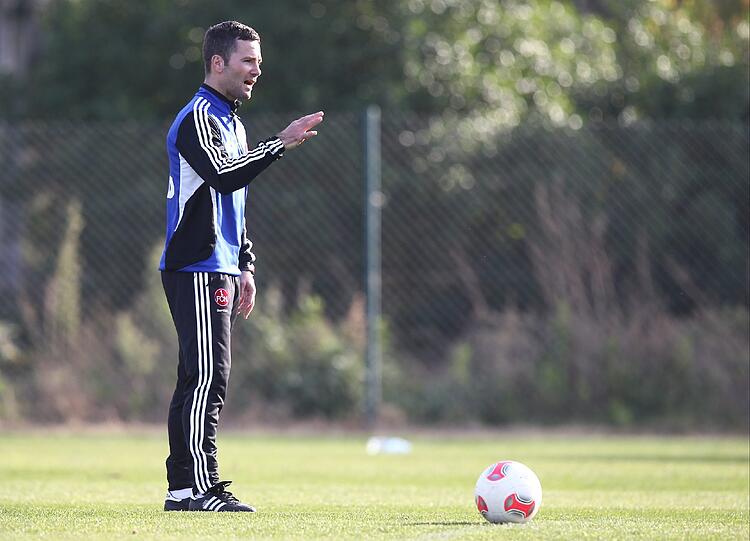 Wiesinger gibt Anweisungen auf dem Trainingsplatz.