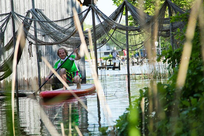 Fanatic-Teamfahrer Fabian Weber erkundet das Hochwasser in Diessen am Ammersee per Stand Up Paddeling