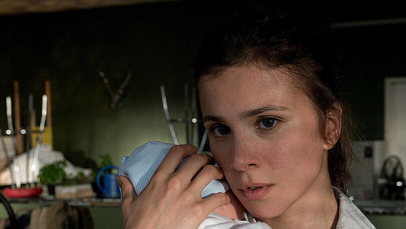 TV-Serie "Schuld nach Ferdinand von Schirach": In der Folge "Schnee" sorgt sich Aylin Tezel als Jana um ihr Kind TV-Serie "Schuld nach Ferdinand von Schirach": In der Folge "Schnee" sorgt sich Aylin Tezel als Jana um ihr Kind