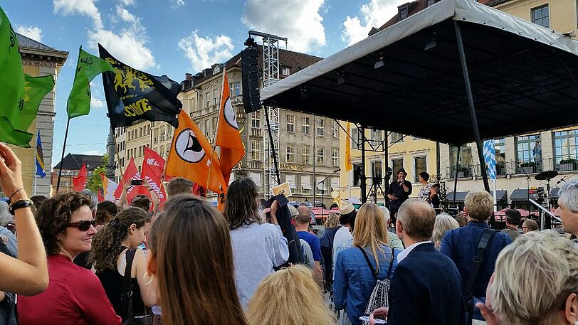 Tausende Demonstranten vor der Residenz!