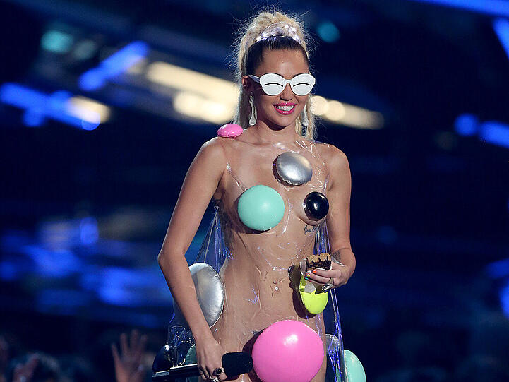 Miley Cyrus schockte das Publikum mit ihren seltsamen Outfits immer wieder