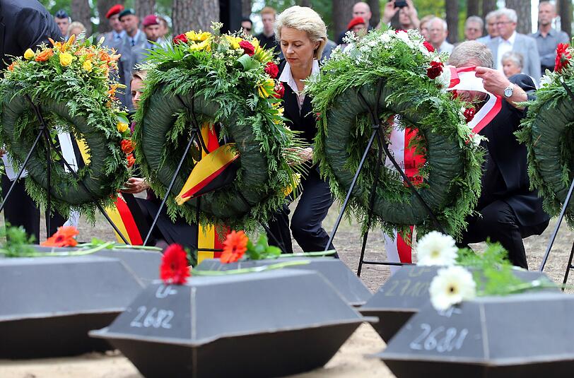 Verteidigungsministerin Ursula von der Leyen nimmt an der Einbettung von 71 deutschen gefallenen Soldaten des Zweiten Weltkriegs durch den Volksbund Deutsche Kriegsgräberfürsorge e.V. teil. Foto: Wolfgang Kumm