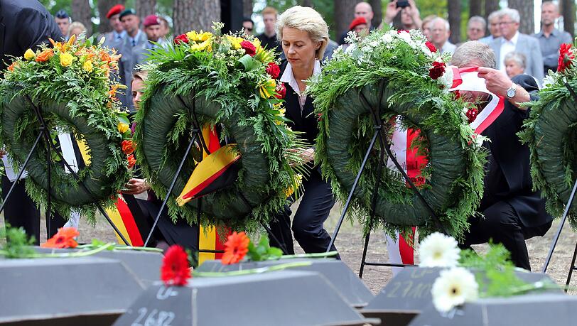 Verteidigungsministerin Ursula von der Leyen nimmt an der Einbettung von 71 deutschen gefallenen Soldaten des Zweiten Weltkriegs durch den Volksbund Deutsche Kriegsgräberfürsorge e.V. teil. Foto: Wolfgang Kumm Verteidigungsministerin Ursula von der Leyen nimmt an der Einbettung von 71 deutschen gefallenen Soldaten des Zweiten Weltkriegs durch den Volksbund Deutsche Kriegsgräberfürsorge e.V. teil. Foto: Wolfgang Kumm