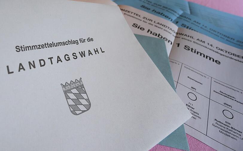 Unterlagen für die Briefwahl bei der Landtagswahl in Bayern 2018 liegen auf einem Tisch.