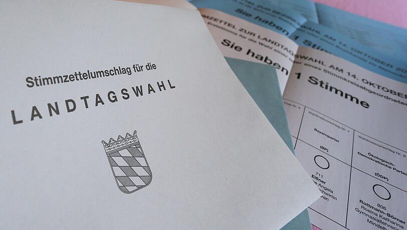Unterlagen für die Briefwahl bei der Landtagswahl in Bayern 2018 liegen auf einem Tisch. Unterlagen für die Briefwahl bei der Landtagswahl in Bayern 2018 liegen auf einem Tisch.