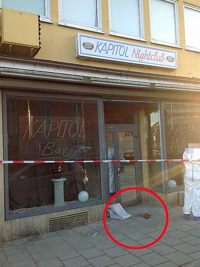 Blut vor der Eingangstüre: Über die genauen Umstände wollte sich die Polizei noch nicht äußern.