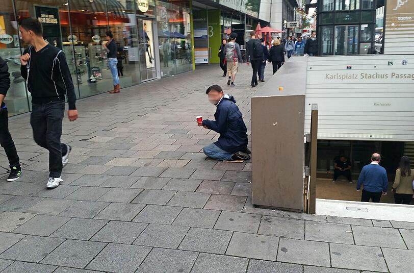 Inzwischen ein alltägliches Bild in München: Jemand bittet um eine Geldspende.