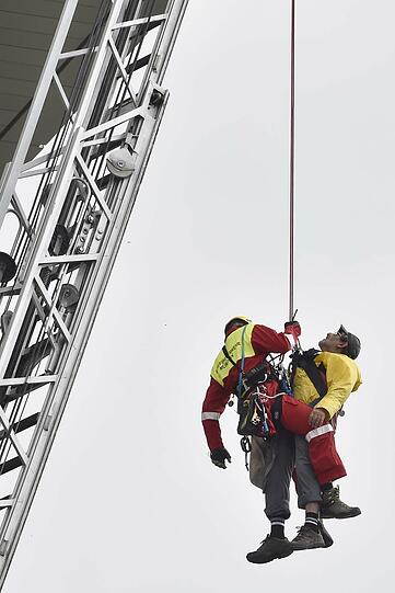 Beide Männer konnten unverletzt auf den Boden gebracht werden.