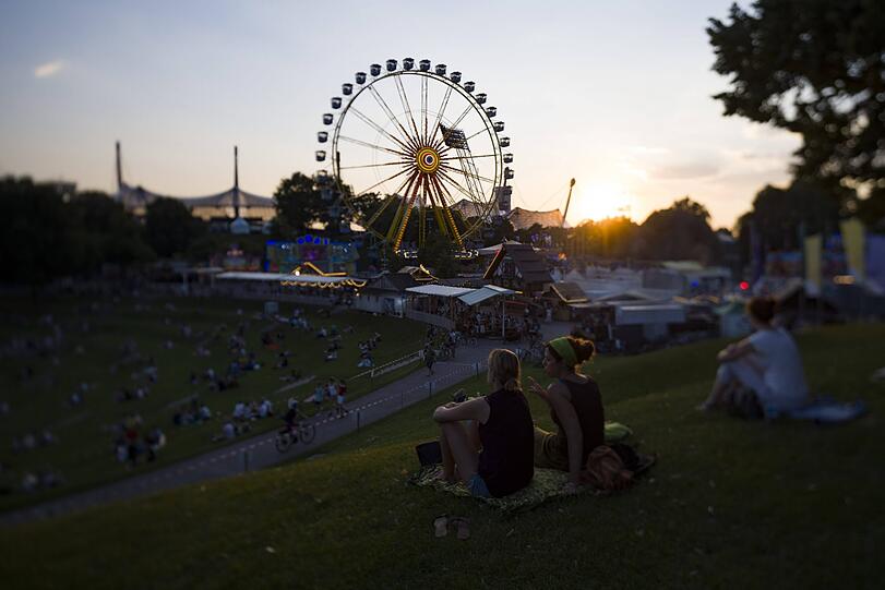 Abendstimmung beim Impark Sommerfestvial im Olympiapark München 2018.