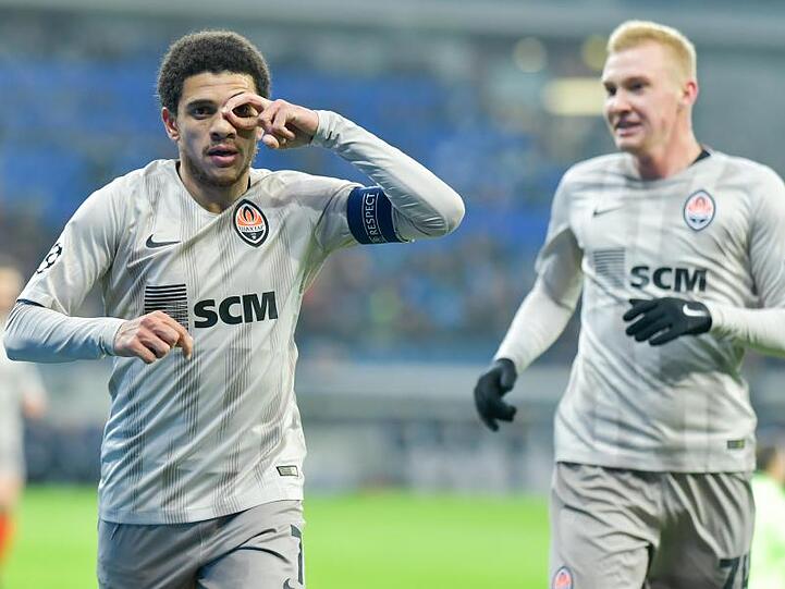 Taison (l) traf zum 2:0 für die Gäste aus der Ukraine.