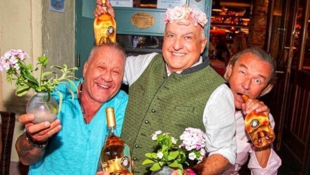 Ihnen ist die Gaudi vergangen: Hugo Bachmaier und Axel Munz (r.) bei der Miraval-Party. Ihnen ist die Gaudi vergangen: Hugo Bachmaier und Axel Munz (r.) bei der Miraval-Party.
