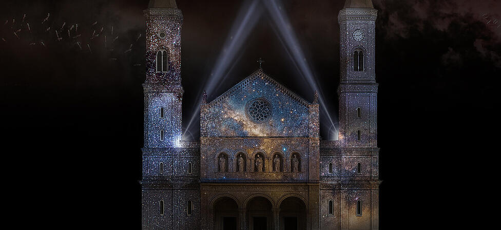 Um Mitternacht wollen Lichtk&uuml;nstler die Ludwigskirche mit einem digitalen Feuerwerk spektakul&auml;r in Szene setzen.