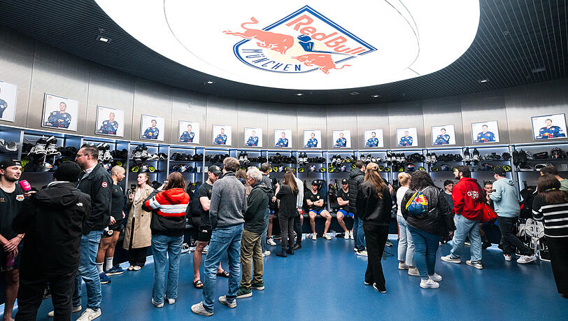 Gro&szlig;er Andrang, als der EHC Red Bull M&uuml;nchen die T&uuml;ren seiner Mannschaftskabine iom SAP Garden f&uuml;r den Open Locker Room &ouml;ffnet.