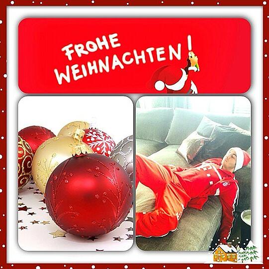 Zu viel Weihnachts-Punsch getrunken? Mario Götze macht ein Weihnachts-Nickerchen auf der Couch.