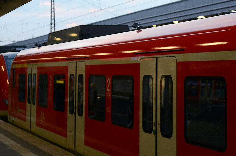 Mit dem Zug fuhr der 31-Jährige nach Pocking. (Symbolbild)