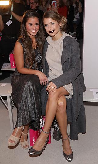 Sarah Lombardi (l) und Cathy Hummels, aufgenommen zur Show von Riani bei der Berliner Fashion Week.