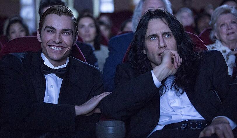 Greg (Dave Franco, links) hat Spaß bei der Premiere von "The Room". Regisseur Tommy (James Franco) hingegen kommt mit der Reaktion des Publikums so gar nicht zurecht.